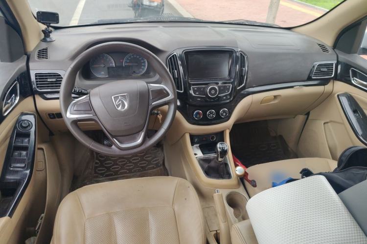 Used Baojun 730 2014 1.5L manual Comfort version 7 seats Center Console