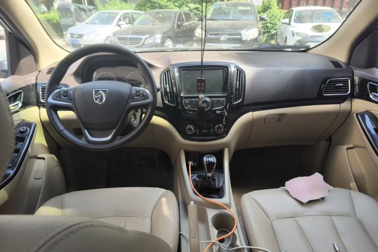 Used Baojun 730 2014 1.5L manual luxury trim 7 seats Center Console