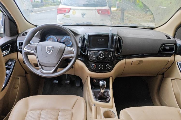 Used Baojun 730 2014 1.5L manual Comfort version 7 seats Center Console