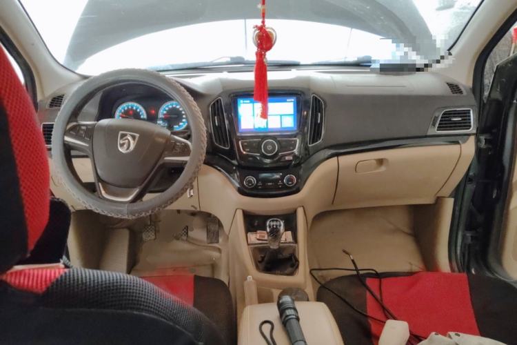 Used Baojun 730 2014 1.5L manual luxury trim 7 seats Center Console
