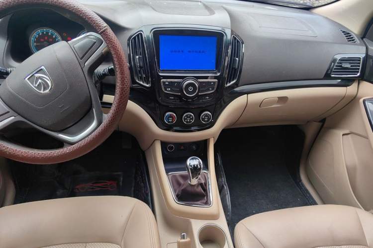 Used Baojun 730 2014 1.5L manual Comfort ESP version 7 seats Center Console