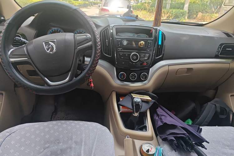 Used Baojun 730 2014 1.5L manual standard trim 7 seats Center Console