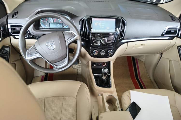 Used Baojun 730 2014 1.5L manual Comfort ESP version 7 seats Center Console