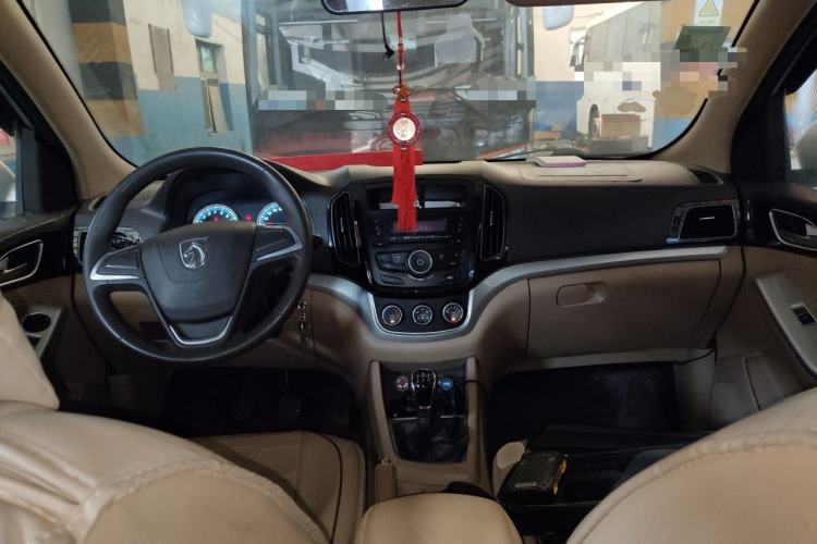 Used Baojun 730 2014 1.5L manual standard trim 7 seats Center Console