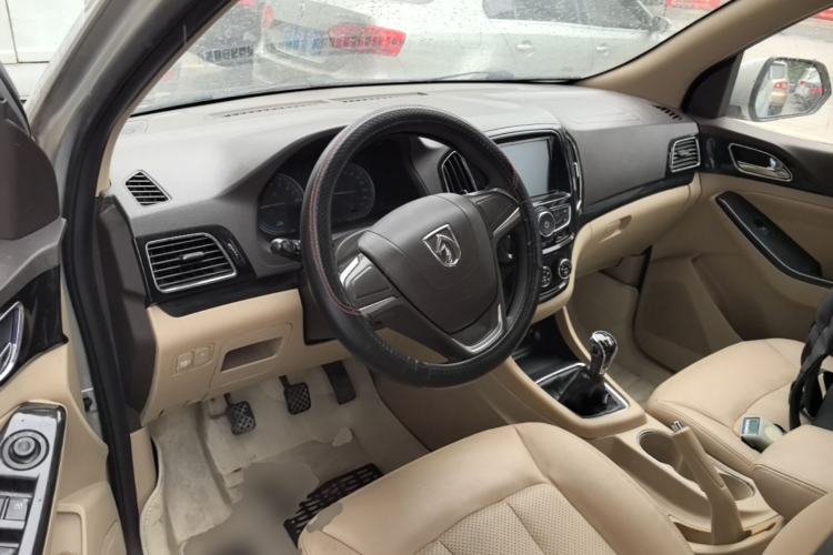 Used Baojun 730 2014 1.5L manual Comfort ESP version 7 seats Center Console