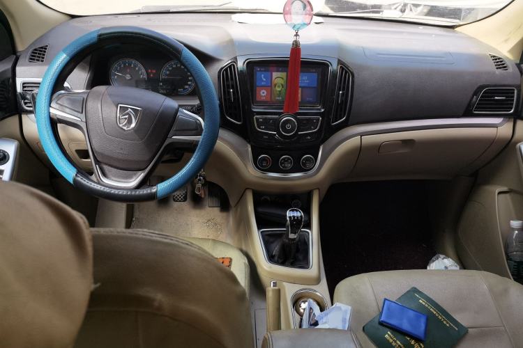 Used Baojun 730 2014 1.5L manual standard trim 7 seats Center Console