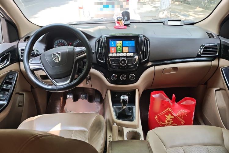 Used Baojun 730 2014 1.5L manual Comfort version 7 seats Center Console