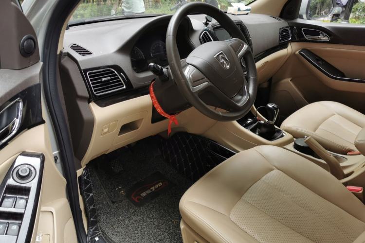Used Baojun 730 2014 1.5L manual Comfort version 7 seats Driver Seat