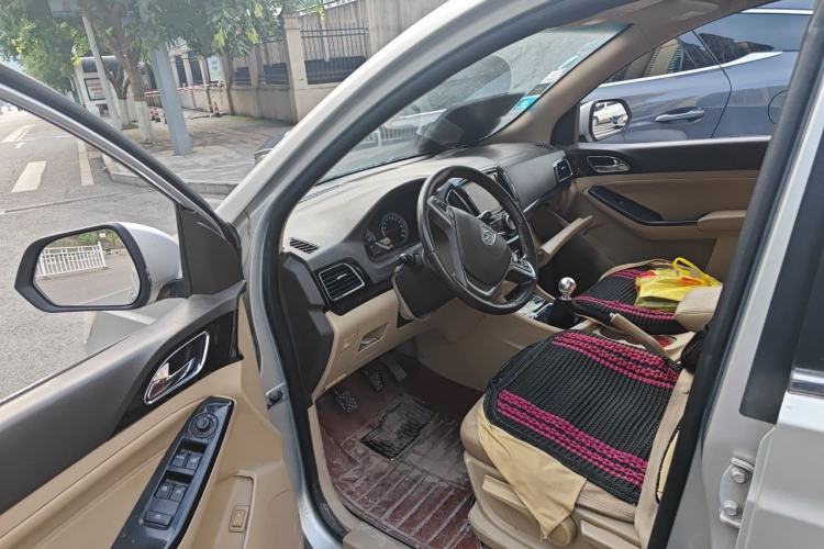 Used Baojun 730 2014 1.5L manual luxury trim 7 seats Driver Seat
