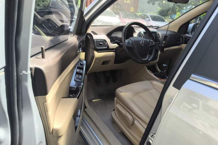 Used Baojun 730 2014 1.5L manual luxury trim 7 seats Driver Seat