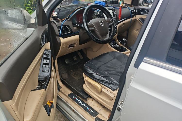 Used Baojun 730 2014 1.5L manual Comfort version 7 seats Driver Seat