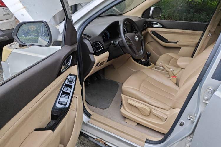 Used Baojun 730 2014 1.5L manual Comfort version 7 seats Driver Seat