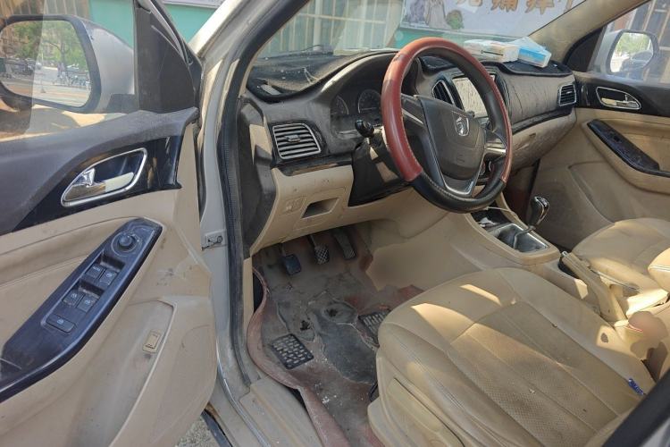 Used Baojun 730 2014 1.5L manual Comfort version 7 seats Driver Seat