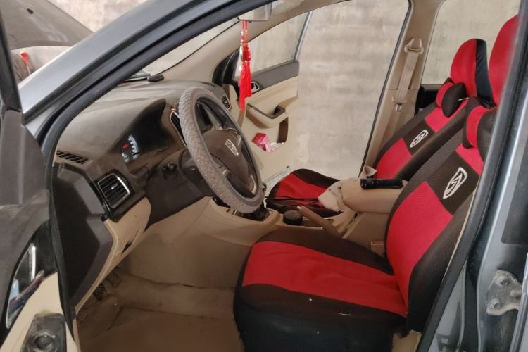 Used Baojun 730 2014 1.5L manual luxury trim 7 seats Driver Seat