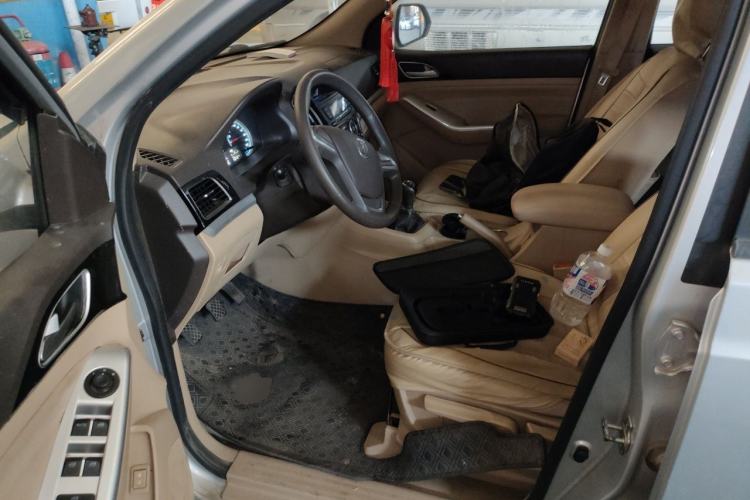 Used Baojun 730 2014 1.5L manual standard trim 7 seats Driver Seat