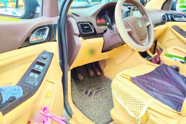 Used Baojun 730 2014 1.5L manual Comfort version 7 seats Driver Seat
