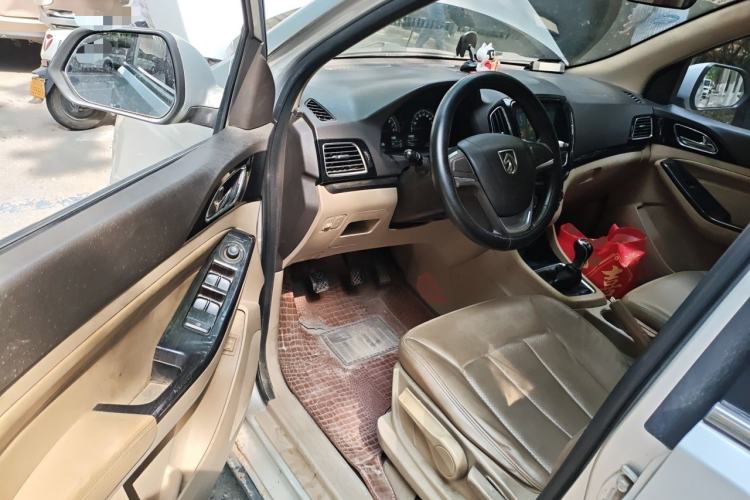 Used Baojun 730 2014 1.5L manual Comfort version 7 seats Driver Seat