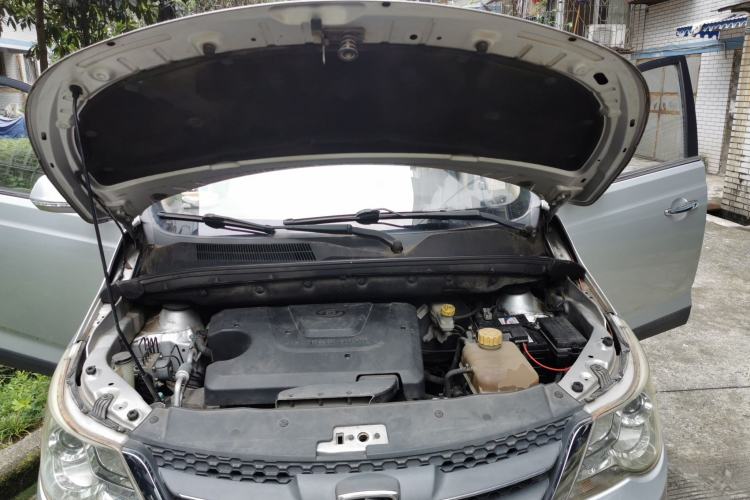 Used Baojun 730 2014 1.5L manual Comfort version 7 seats Engine Bay