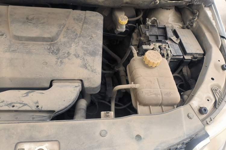 Used Baojun 730 2014 1.5L manual Comfort version 7 seats Engine Bay Left