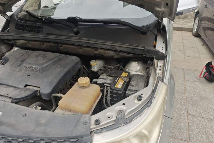 Used Baojun 730 2014 1.5L manual Comfort ESP version 7 seats Engine Bay Left