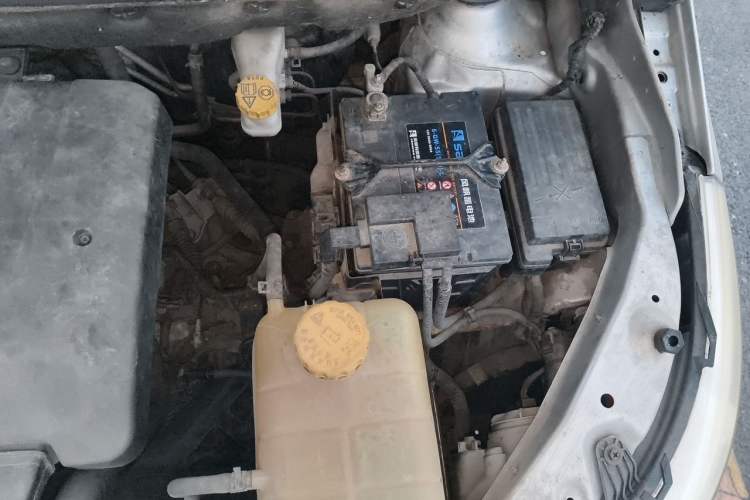 Used Baojun 730 2014 1.5L manual Comfort version 7 seats Engine Bay Left