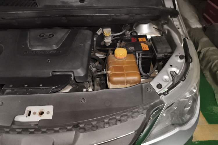 Used Baojun 730 2014 1.5L manual Comfort version 7 seats Engine Bay Left
