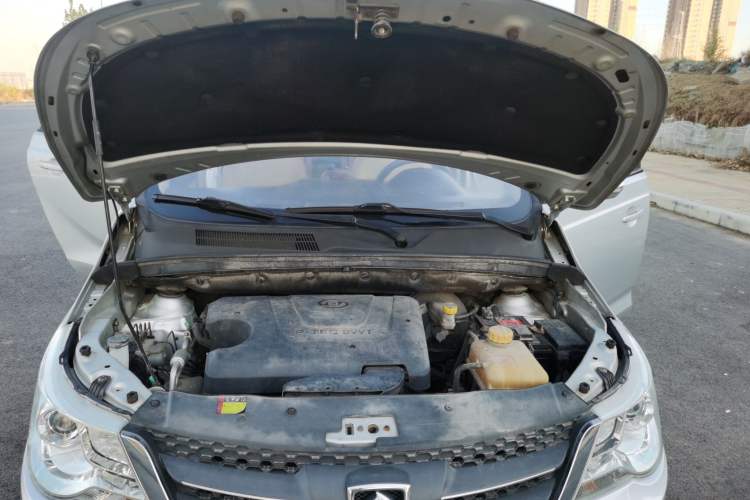 Used Baojun 730 2014 1.5L manual standard trim 7 seats Engine Bay