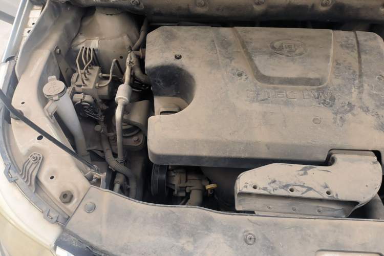 Used Baojun 730 2014 1.5L manual Comfort version 7 seats Engine Bay Right