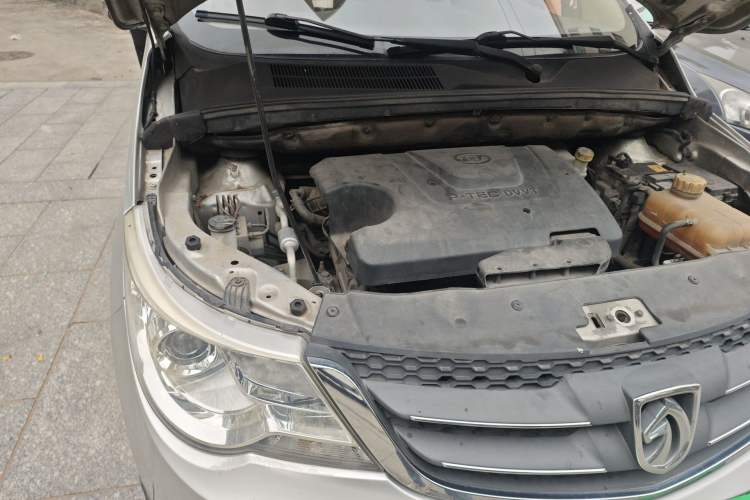 Used Baojun 730 2014 1.5L manual Comfort ESP version 7 seats Engine Bay Right