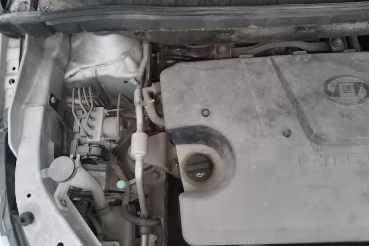 Used Baojun 730 2014 1.5L manual Comfort version 7 seats Engine Bay Right