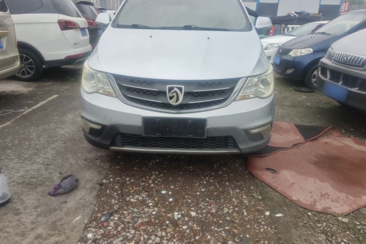 Used Baojun 730 2014 1.5L manual luxury trim 7 seats Exterior 2