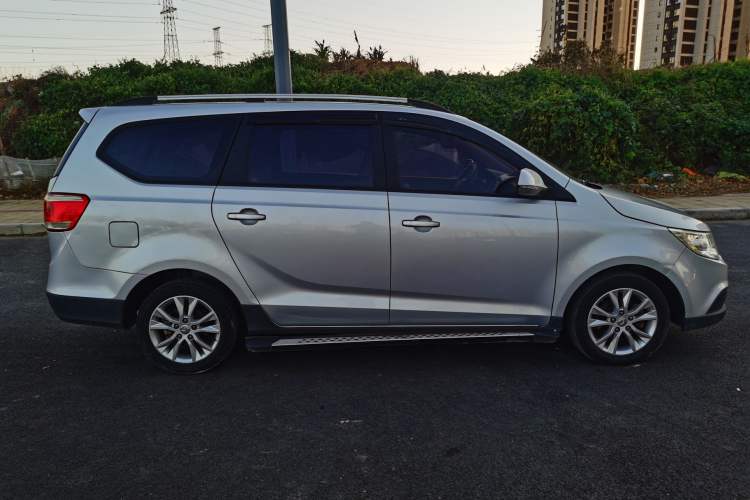 Used Baojun 730 2014 1.5L manual standard trim 7 seats Exterior 2