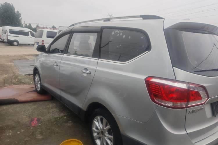 Used Baojun 730 2014 1.5L manual luxury trim 7 seats Exterior 4