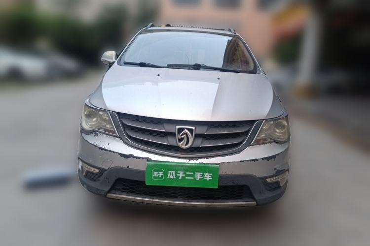 Used Baojun 730 2014 1.5L manual Comfort version 7 seats Front