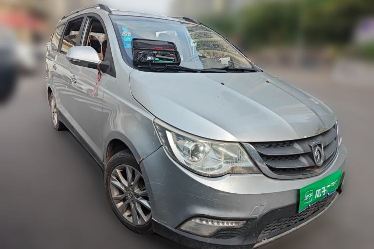 Used Baojun 730 2014 1.5L manual luxury trim 7 seats Front Right 45 Deg
