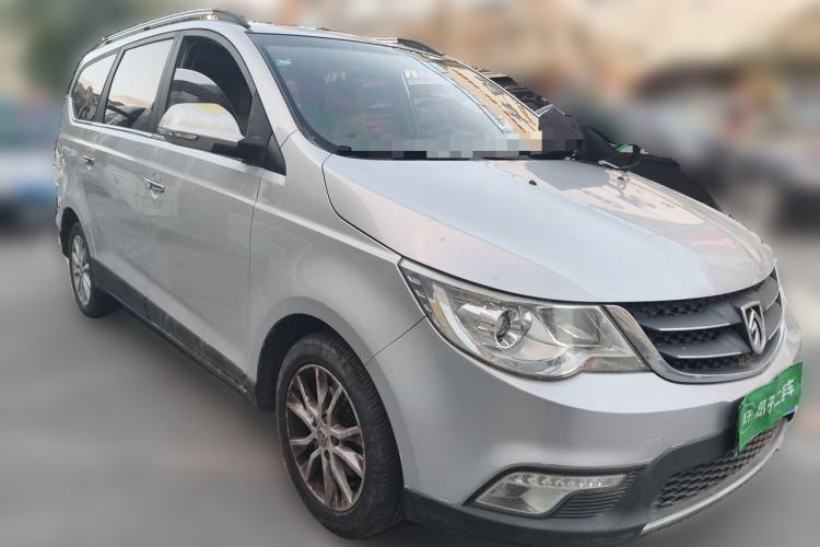 Used Baojun 730 2014 1.5L manual Comfort version 7 seats Front Right 45 Deg