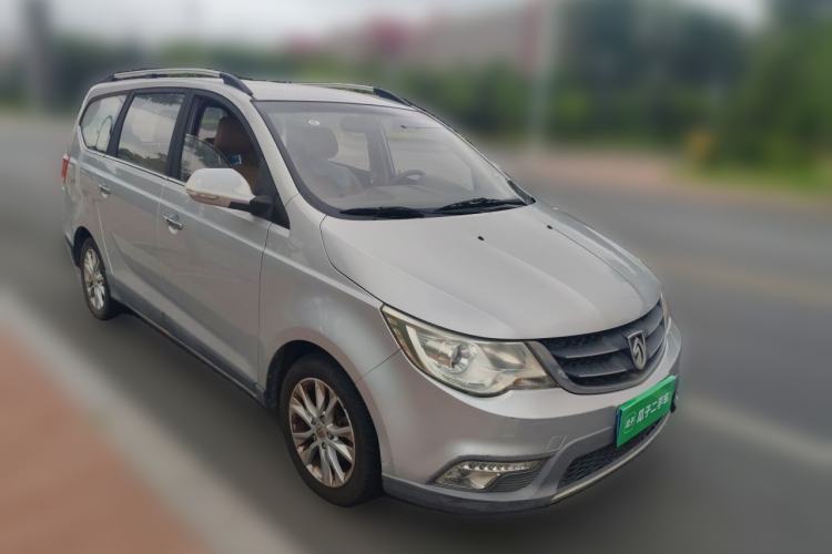 Used Baojun 730 2014 1.5L manual Comfort version 7 seats Front Right 45 Deg