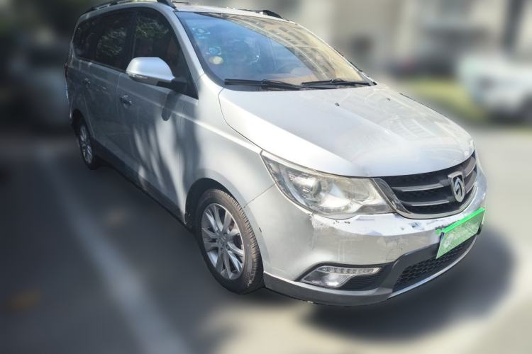 Used Baojun 730 2014 1.5L manual luxury trim 7 seats Front Right 45 Deg