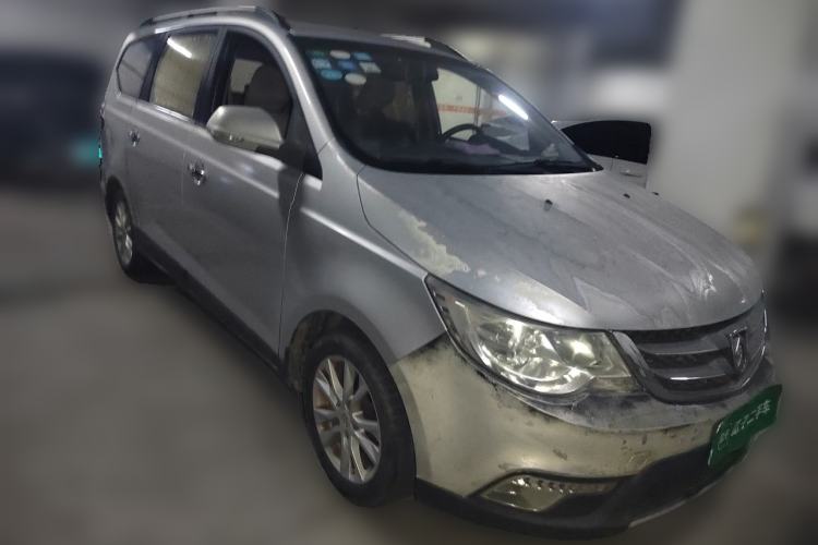 Used Baojun 730 2014 1.5L manual Comfort ESP version 7 seats Front Right 45 Deg