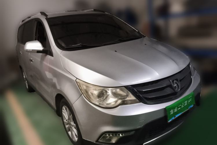 Used Baojun 730 2014 1.5L manual Comfort version 7 seats Front Right 45 Deg