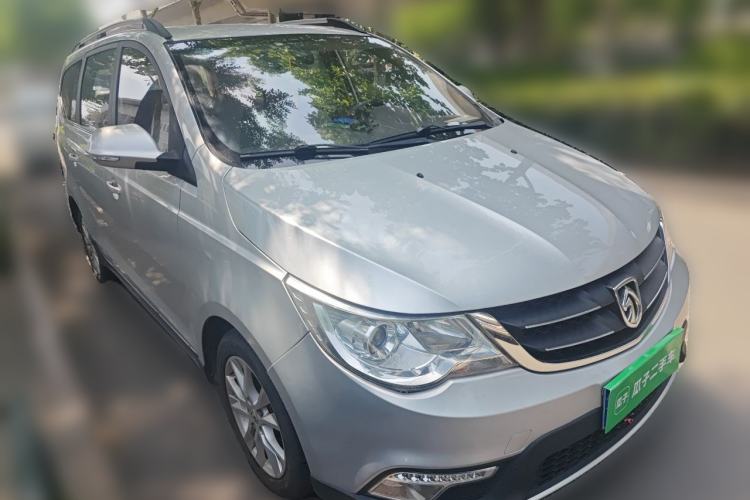 Used Baojun 730 2014 1.5L manual standard trim 7 seats Front Right 45 Deg