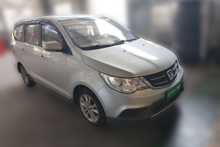 Used Baojun 730 2014 1.5L manual standard trim 7 seats Front Right 45 Deg
