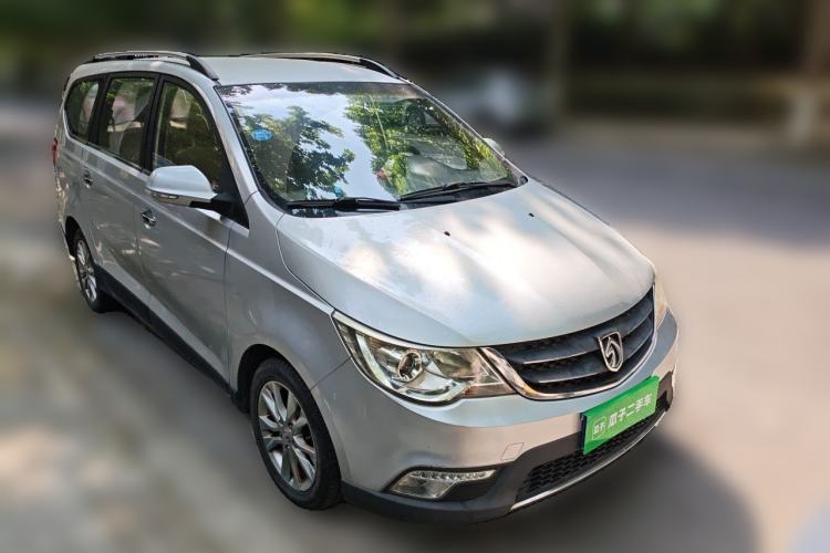 Used Baojun 730 2014 1.5L manual Comfort version 7 seats Front Right 45 Deg