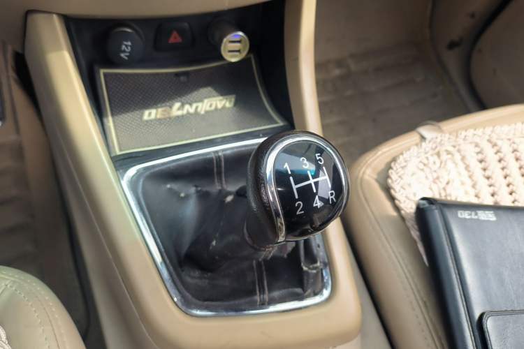 Used Baojun 730 2014 1.5L manual Comfort version 7 seats Gear Lever
