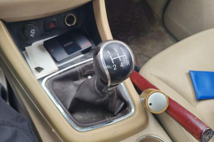 Used Baojun 730 2014 1.5L manual Comfort version 7 seats Gear Lever