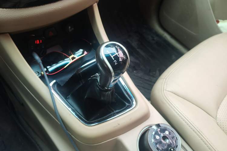 Used Baojun 730 2014 1.5L manual Comfort ESP version 7 seats Gear Lever