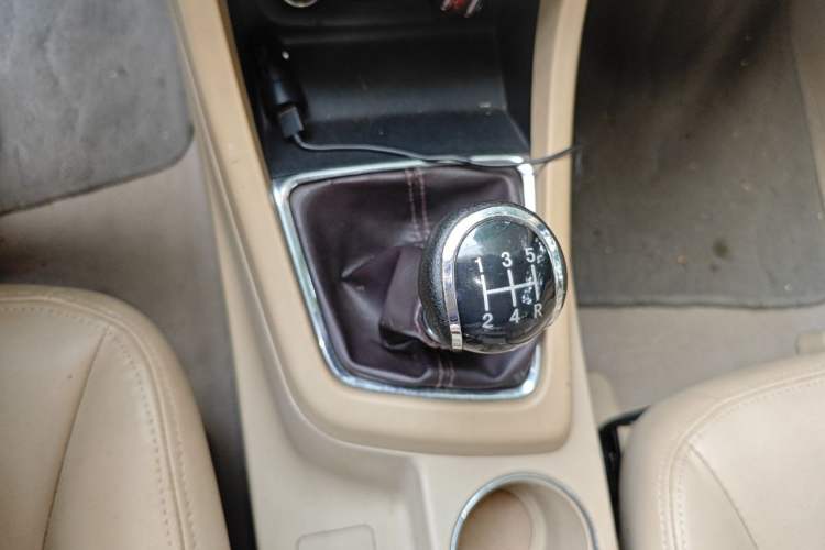 Used Baojun 730 2014 1.5L manual Comfort version 7 seats Gear Lever