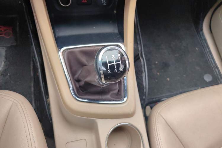 Used Baojun 730 2014 1.5L manual Comfort ESP version 7 seats Gear Lever