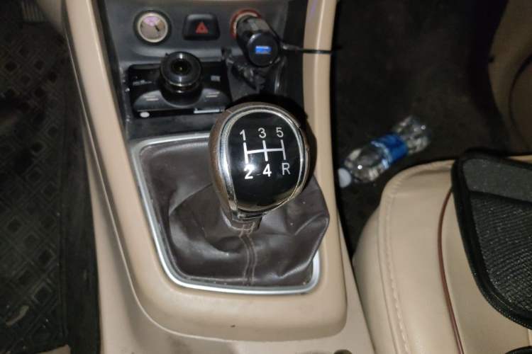 Used Baojun 730 2014 1.5L manual standard trim 7 seats Gear Lever