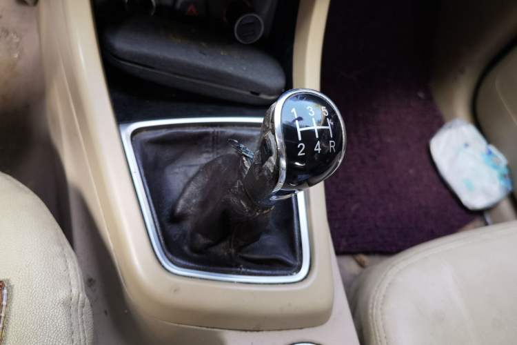 Used Baojun 730 2014 1.5L manual standard trim 7 seats Gear Lever